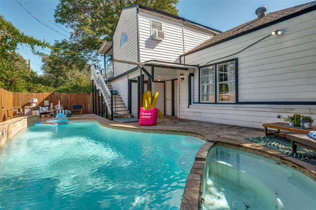 2435 W 10th Street, Dallas, TX 75211