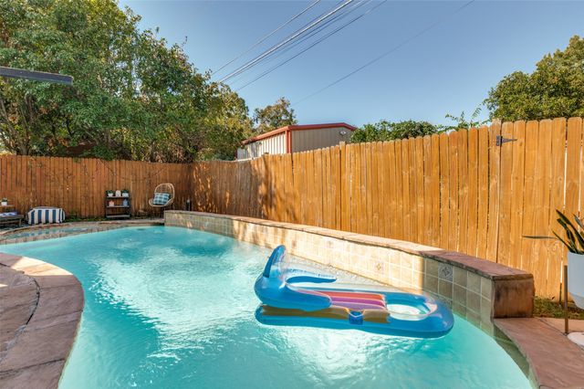 2435 W 10th Street, Dallas, TX 75211