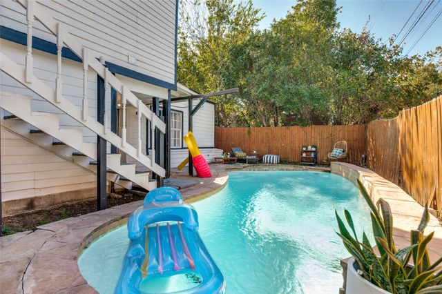 2435 W 10th Street, Dallas, TX 75211