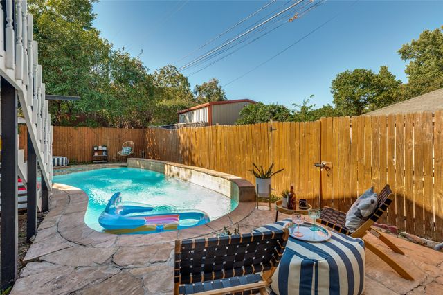 2435 W 10th Street, Dallas, TX 75211