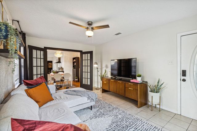 2435 W 10th Street, Dallas, TX 75211