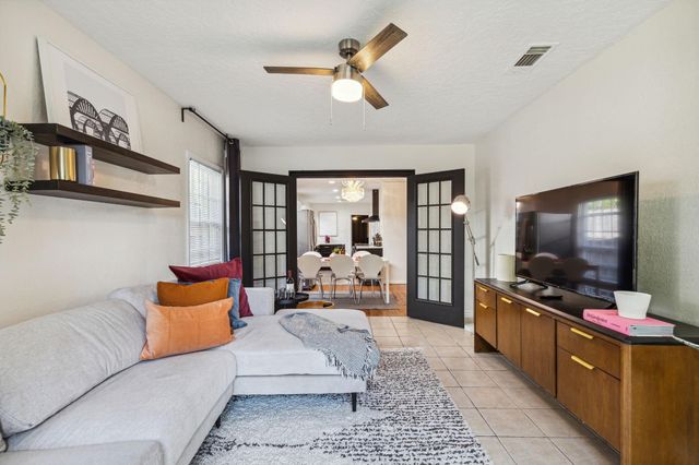 2435 W 10th Street, Dallas, TX 75211