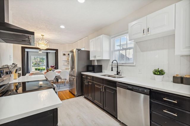 2435 W 10th Street, Dallas, TX 75211