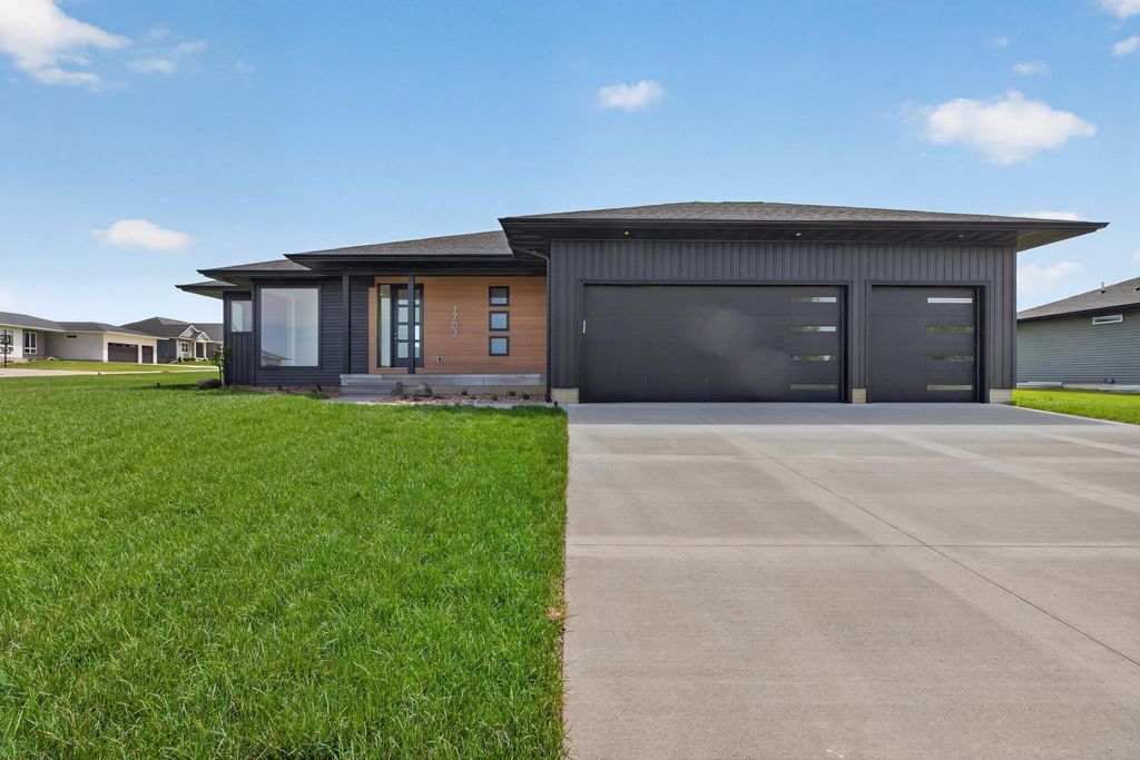 1703 Red Tail Drive, Waterloo, IA 50701