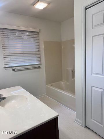 2734 East Oakland Avenue D39, Johnson City, TN 37601