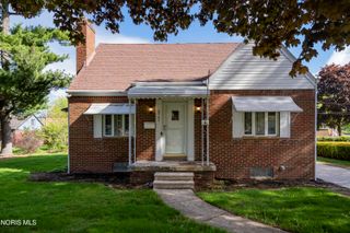 2747 Eastmoreland Drive, Oregon, OH 43616