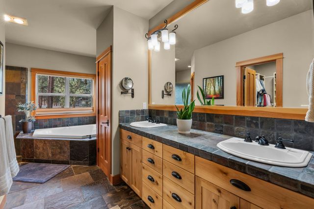 17010 Royal Coachman Drive, Sisters, OR 97759