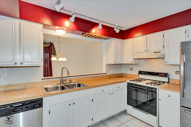 1327 Cass Lane E 301, Westmont, IL 60559