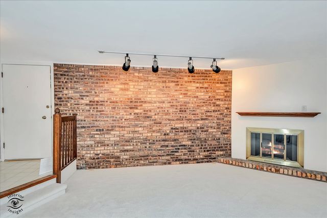 1327 Cass Lane E 301, Westmont, IL 60559