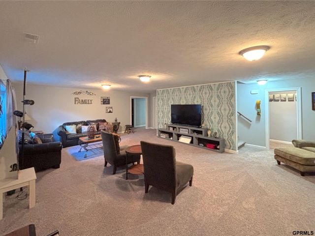 1240 N 97th Street, Lincoln, NE 68505