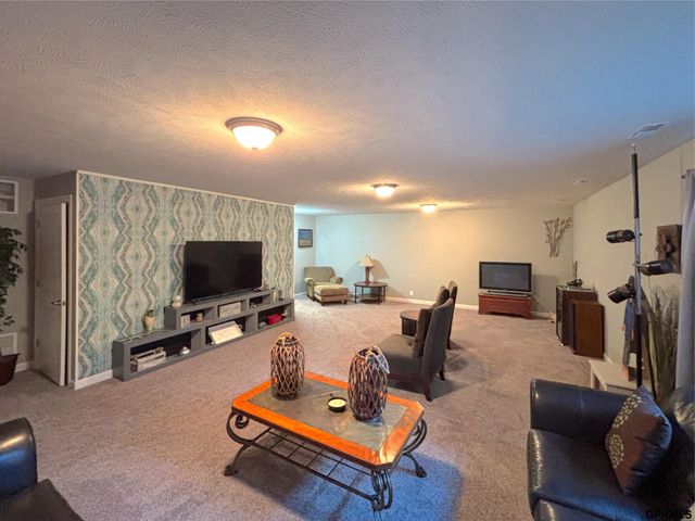 1240 N 97th Street, Lincoln, NE 68505