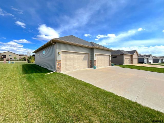 1240 N 97th Street, Lincoln, NE 68505