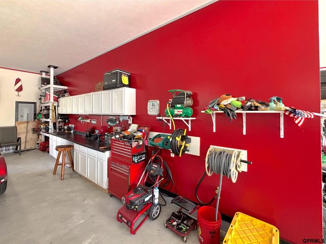 1240 N 97th Street, Lincoln, NE 68505