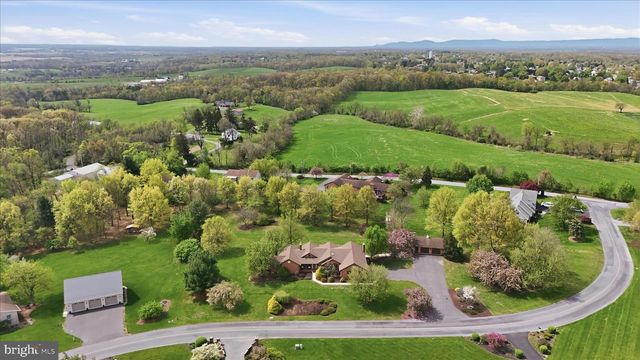 456 LINDMAN DR, Chambersburg, PA 17202