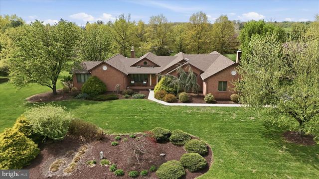 456 LINDMAN DR, Chambersburg, PA 17202