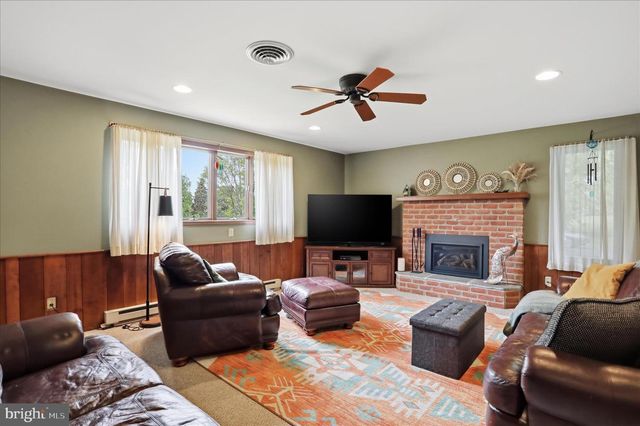 456 LINDMAN DR, Chambersburg, PA 17202