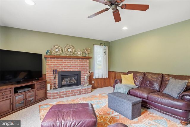 456 LINDMAN DR, Chambersburg, PA 17202