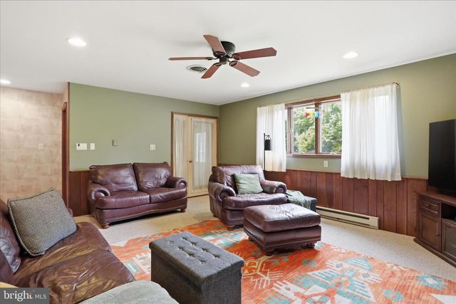 456 LINDMAN DR, Chambersburg, PA 17202
