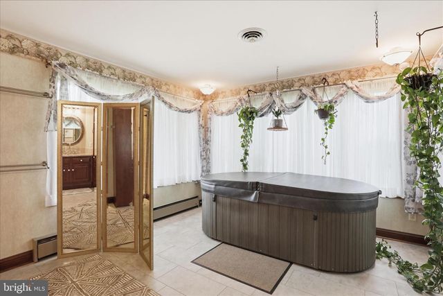 456 LINDMAN DR, Chambersburg, PA 17202
