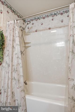 456 LINDMAN DR, Chambersburg, PA 17202