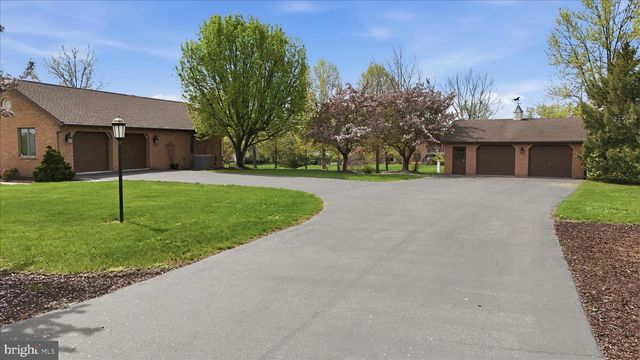 456 LINDMAN DR, Chambersburg, PA 17202