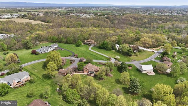 456 LINDMAN DR, Chambersburg, PA 17202