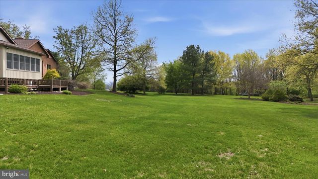456 LINDMAN DR, Chambersburg, PA 17202