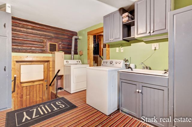 3865 W Giles Road, Laketon Twp, MI 49445
