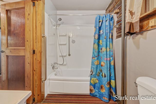 3865 W Giles Road, Laketon Twp, MI 49445