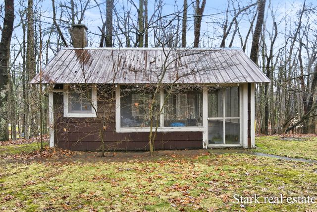 3865 W Giles Road, Laketon Twp, MI 49445