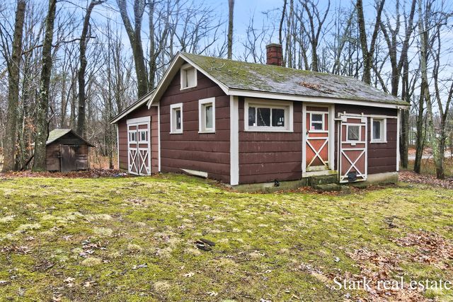 3865 W Giles Road, Laketon Twp, MI 49445