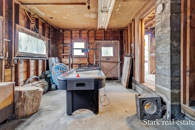 3865 W Giles Road, Laketon Twp, MI 49445