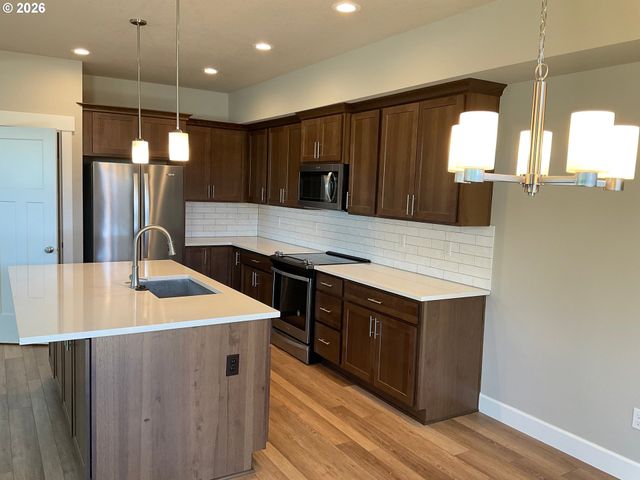 690 E 1ST Ave, Estacada, OR 97023