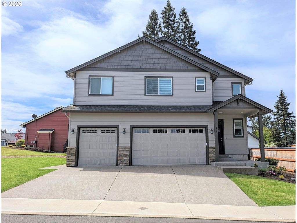 690 E 1ST Ave, Estacada, OR 97023