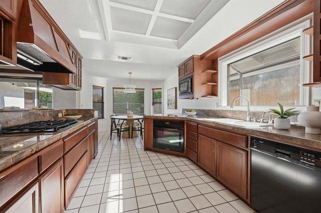 1812 Summerhill Dr, Roseville, CA 95661