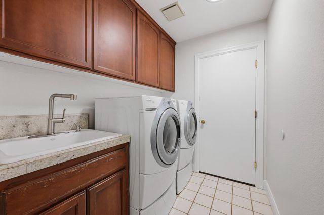 1812 Summerhill Dr, Roseville, CA 95661