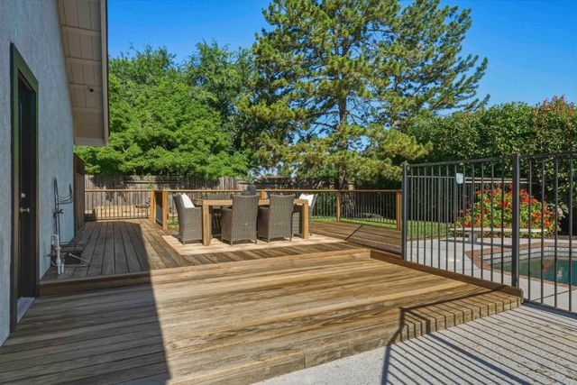 1812 Summerhill Dr, Roseville, CA 95661