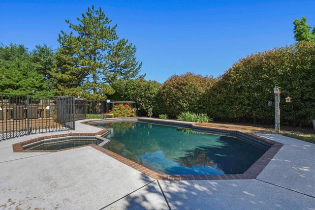 1812 Summerhill Dr, Roseville, CA 95661