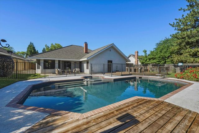 1812 Summerhill Dr, Roseville, CA 95661