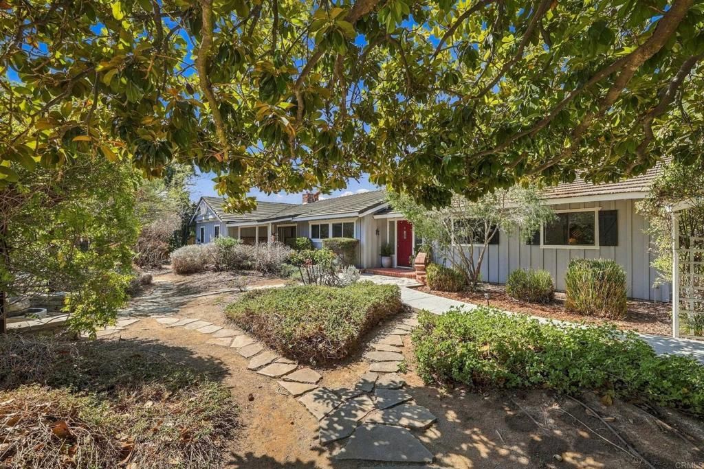 919 Valley Dr, Vista, CA 92084 — exterior