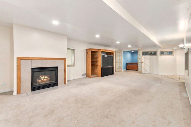 199 Willowwood Drive, Oswego, IL 60543