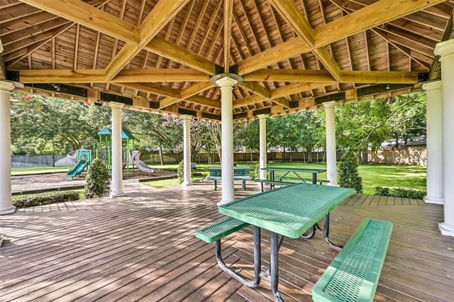 513 Meadow Bend Drive, Friendswood, TX 77546