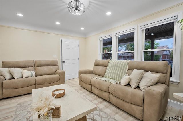 6847 Theisen Street, Dearborn, MI 48126