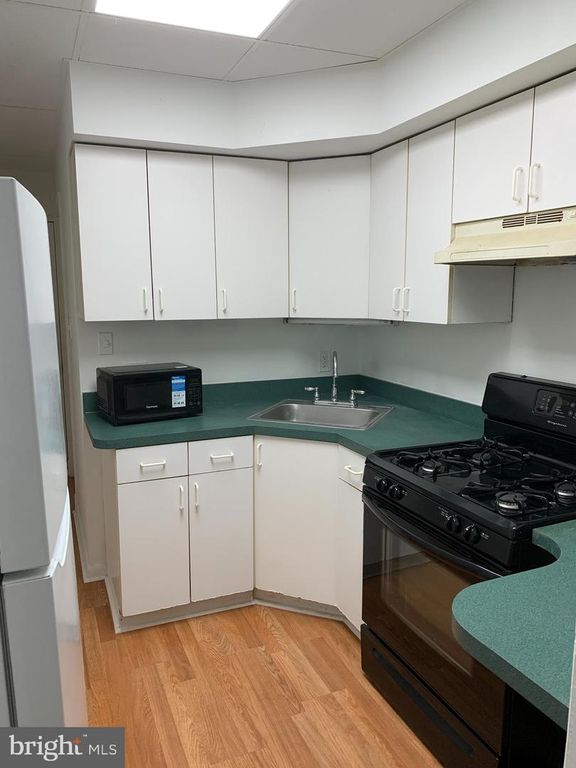 Image 9 of property listing at 1504 N ELLWOOD AVE, Baltimore, MD 21213