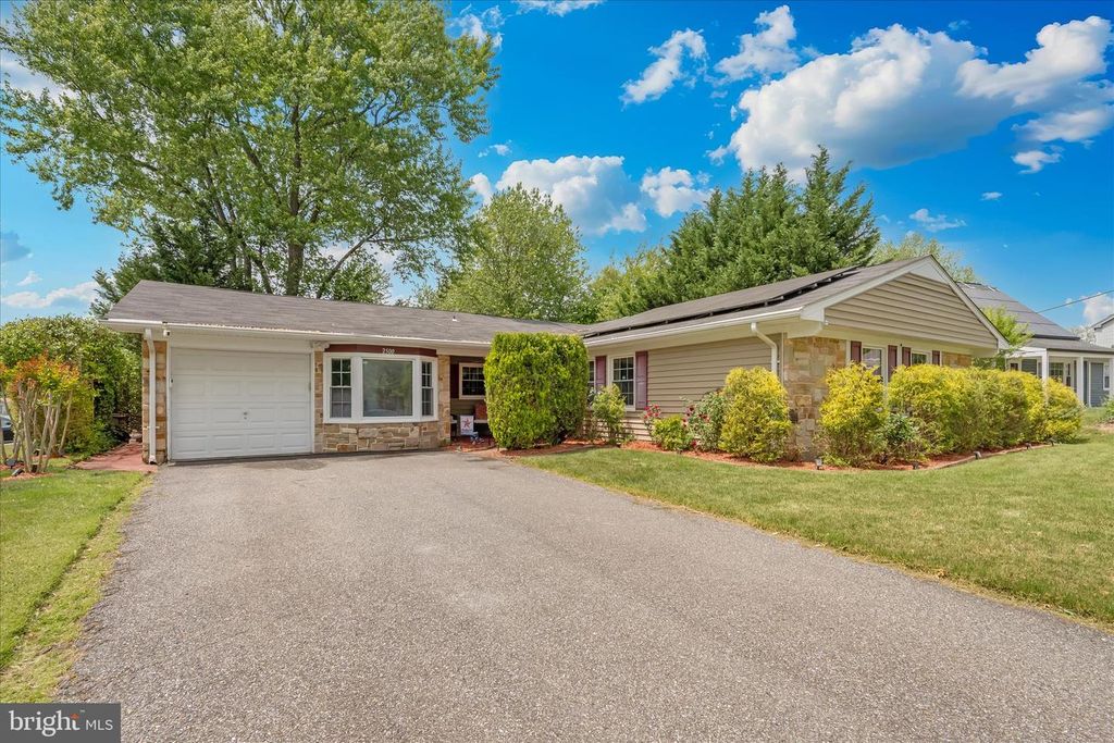 Image 3 of property listing at 2500 KAYHILL LN, Bowie, MD 20715