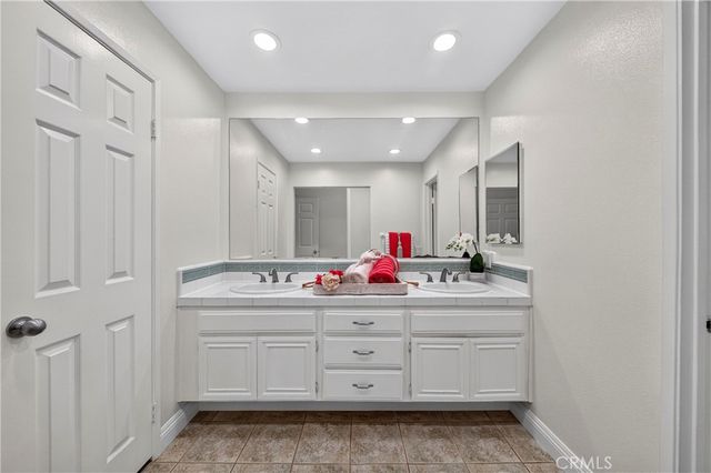 404 Continental Ct, Newbury Park, CA 91320