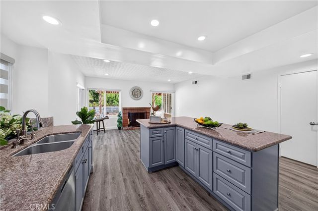 404 Continental Ct, Newbury Park, CA 91320