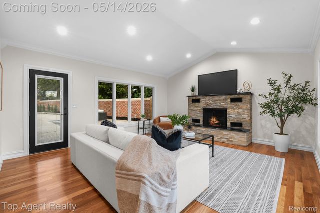 6739 White Pine Court, Bloomfield Hills, MI 48301