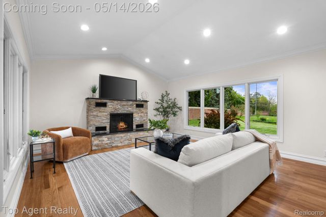 6739 White Pine Court, Bloomfield Hills, MI 48301