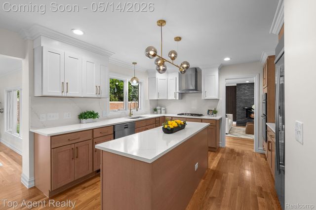 6739 White Pine Court, Bloomfield Hills, MI 48301